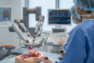 Lekarze będą mogli zdobyć 15 nowych certyfikatów. Zmiany dotyczą m.in. diagnostyki i robotyki