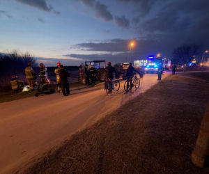 Nastolatek przejechany przejechany przez ciągnik w Wilanowie! Dwóch 14-latków na hulajnodze zderzyło się z traktorem