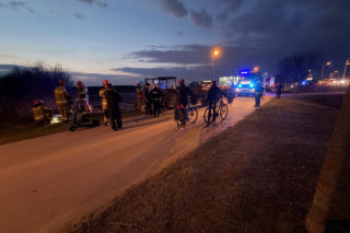 Nastolatek przejechany przejechany przez ciągnik w Wilanowie! Dwóch 14-latków na hulajnodze zderzyło się z traktorem