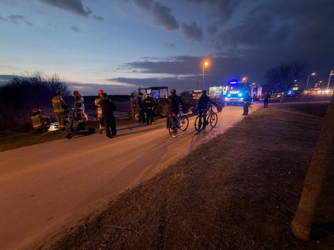 Nastolatek przejechany przejechany przez ciągnik w Wilanowie! Dwóch 14-latków na hulajnodze zderzyło się z traktorem