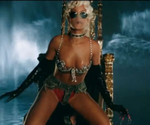 Rihanna Pour it Up (5)