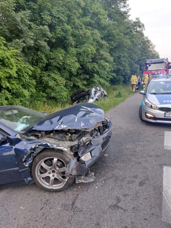 Auta rozbiły się na drodze, trasa zablokowana. Policja: Trwają czynności