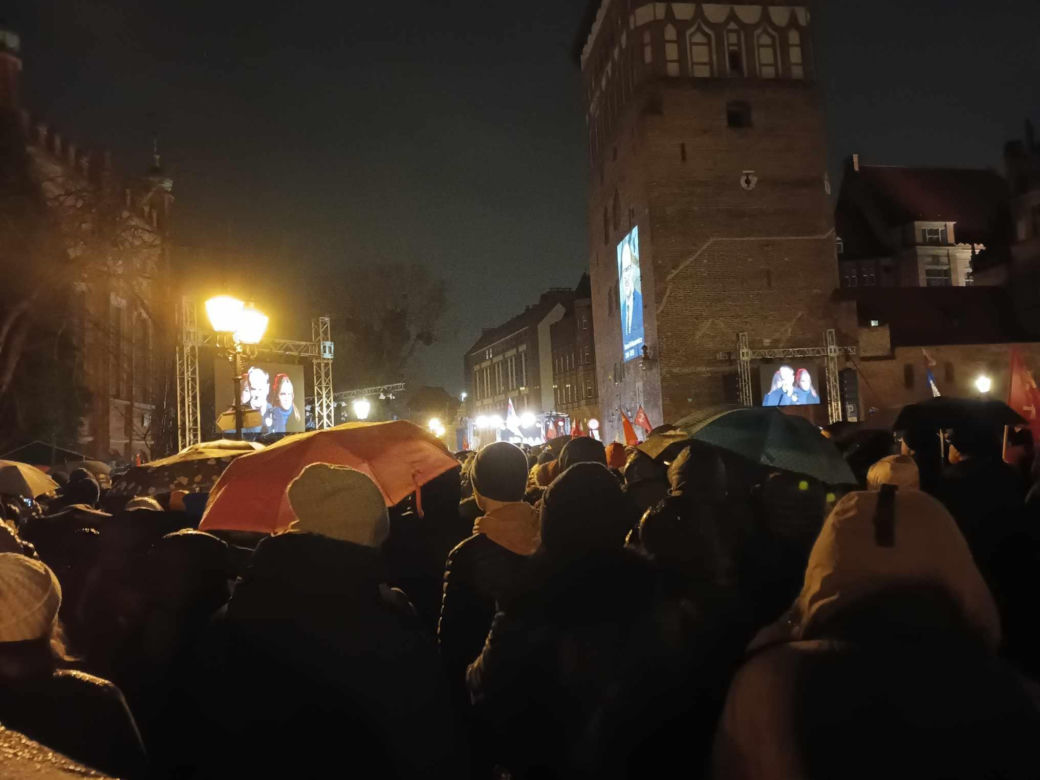 Światełko dla Pawła Adamowicza. Tłumy na wiecu w Gdańsku 