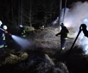 Sokólscy policjanci zatrzymali 50-latka podejrzanego o podpalenie 70 bel słomy na terenie gminy Suchowola