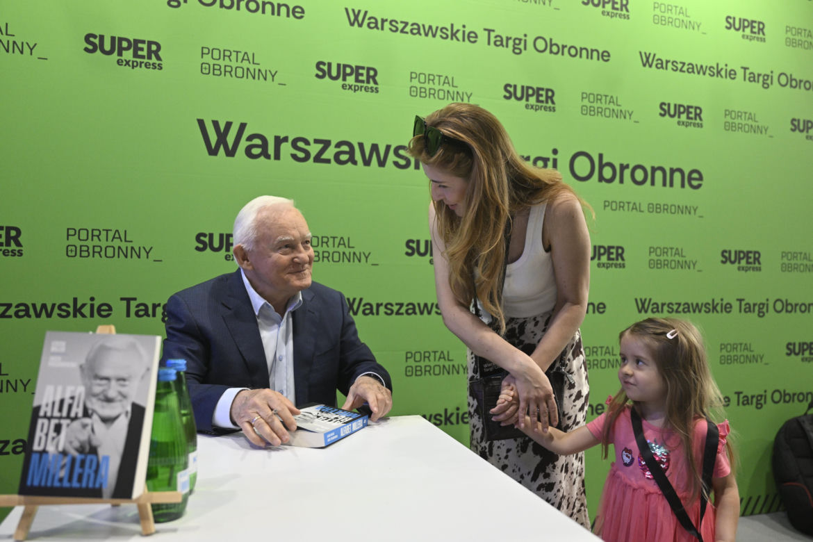 Były premier Leszek Miller na warszawskich Targach Obronnych