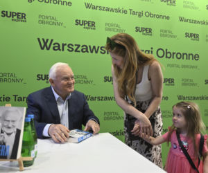 Były premier Leszek Miller na warszawskich Targach Obronnych
