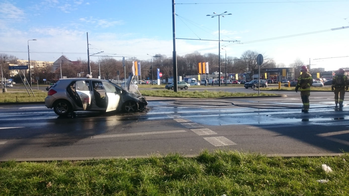 Lublin: POŻAR samochodu na Podzamczu! Auto w płomieniach. DUŻE utrudnienia [ZDJĘCIA]