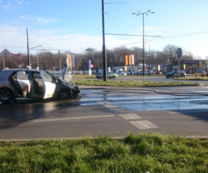 Lublin: POŻAR samochodu na Podzamczu! Auto w płomieniach. DUŻE utrudnienia [ZDJĘCIA]