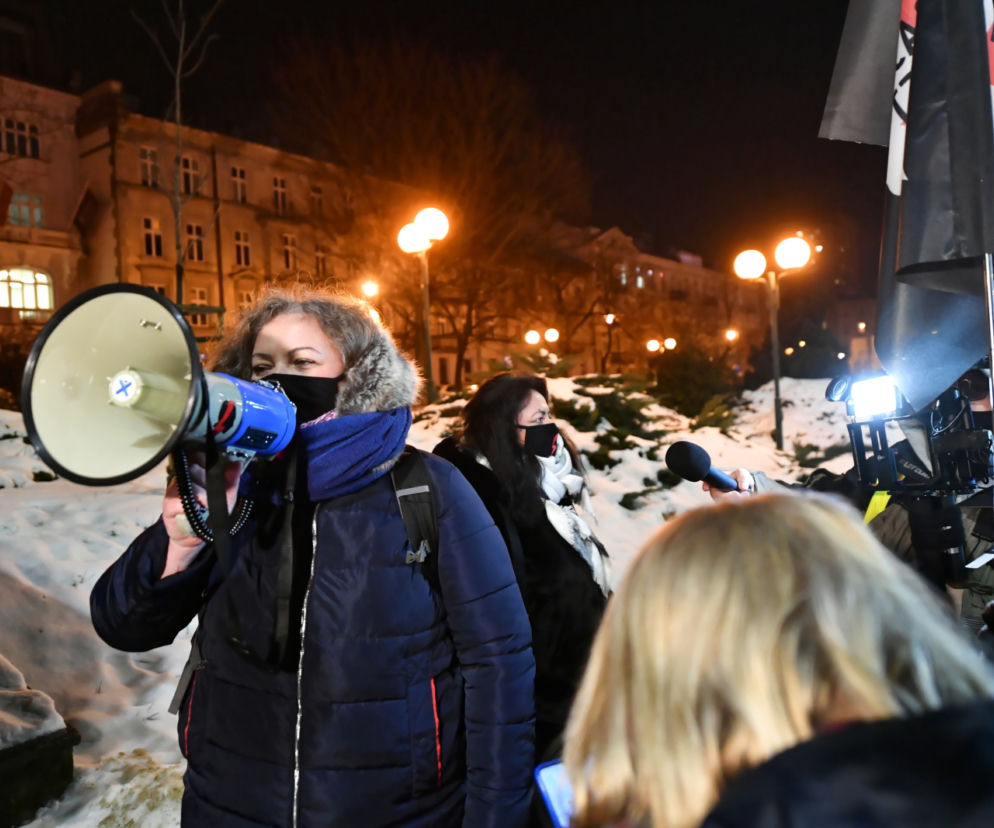 Trwa Strajk Kobiet 20.01.2021. Protest przeniósł się przed Sejm 