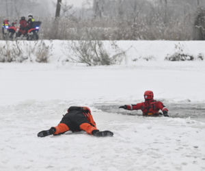 Gdy załamie się lód. Co robić, by uratować siebie lub kogoś, gdy wpadnie do wody?