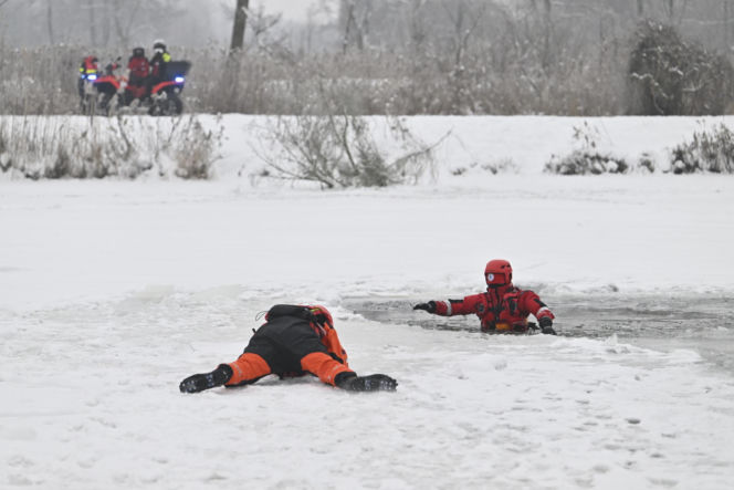 Gdy załamie się lód. Co robić, by uratować siebie lub kogoś, gdy wpadnie do wody?