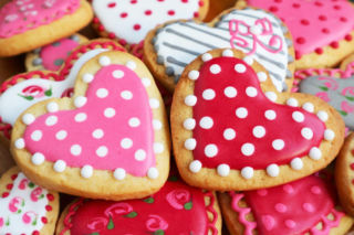 Zrób to zamiast kupować kwiaty. Te walentynkowe ciasteczka robią większe wrażenie niż bukiet róż [DUŻO ZDJĘĆ]