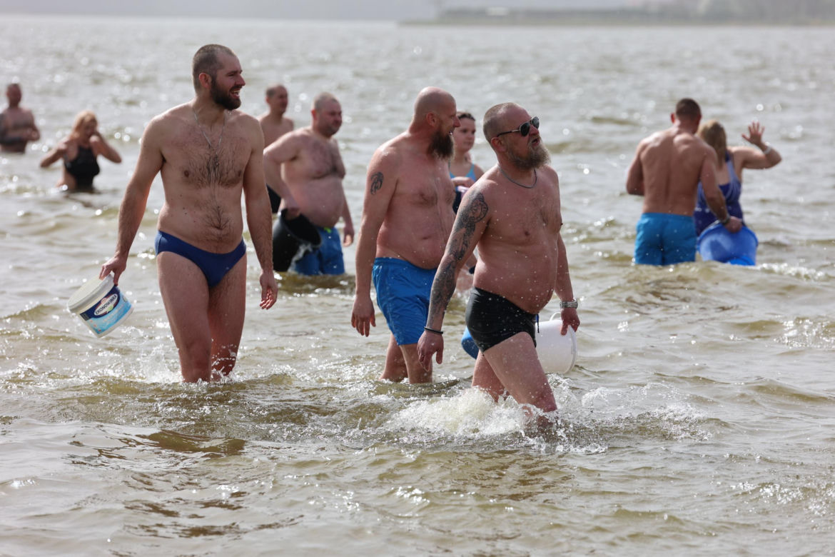 Lany Poniedziałek z lubelskimi morsami. Wiaderka i sikawki poszły w ruch!