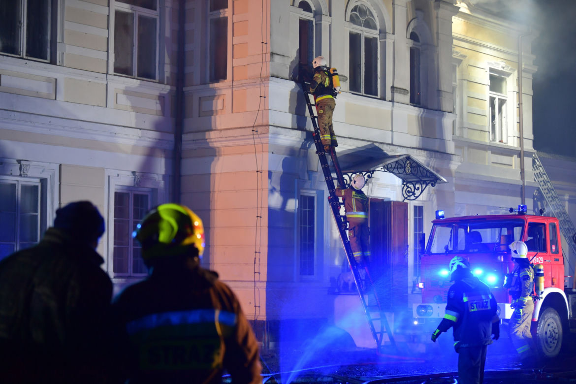 Pożar kamienicy w Sopocie. Wiatr przeszkadzał strażakom 
