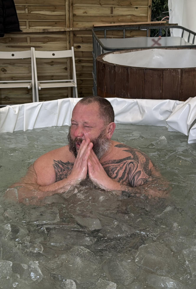 Mors z Lublina nie żegna zimy. Pod domem zbudował lodowe „sanktuarium”