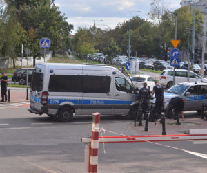 POLICJANCI ROZKRACZYLI SIĘ POD NOSEM KACZYŃSKIEGO 