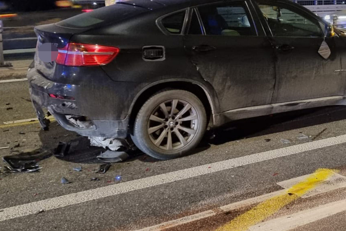 Wypadek na moście Łazienkowskim. Cztery rozbite auta, dwie osoby ranne