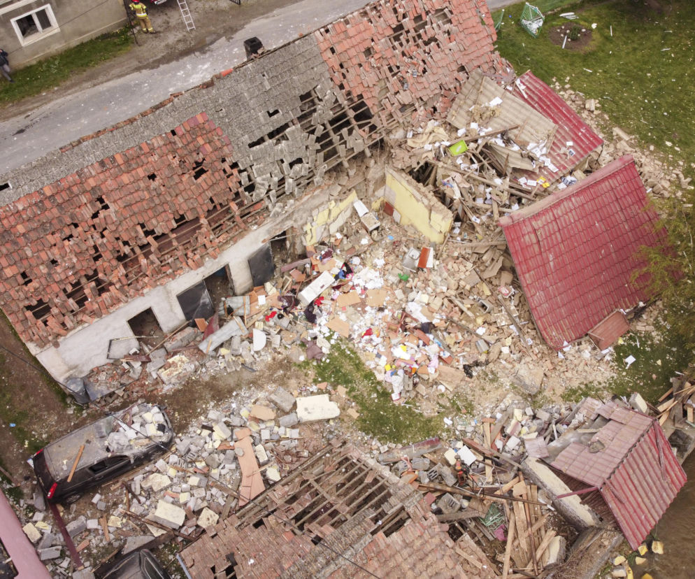 Wybuch gazu zmiótł dom w Ożarach jak domek z kart. Starsza kobieta znalazła się pod gruzami