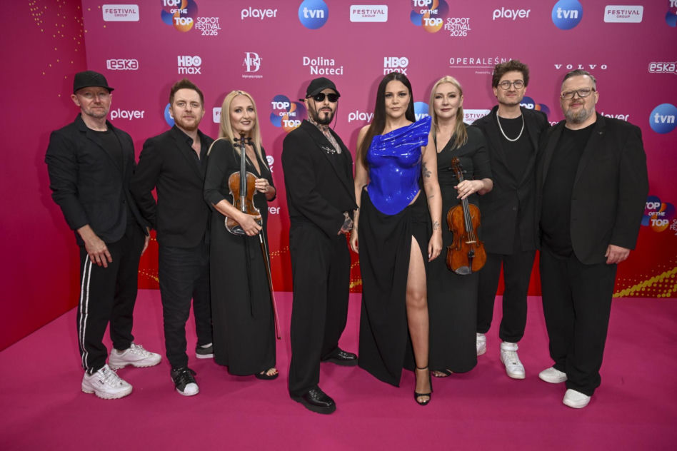 Ależ się wystroiły gwiazdy w 2. dniu festiwalu! Chylińska kolorowa jak papuga, Krupińka elegancka, jak królewna a panowie w podkoszulkach i krótkich spodenkach