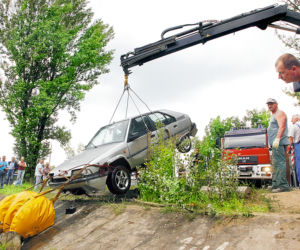 9 godzin wyławiali citroena z kanału