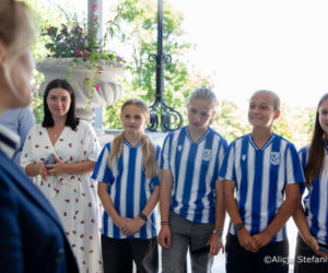 Marta Nawrocka odwiedziła młodych piłkarzy. Nie była sama! Towarzyszył jej uroczy słodziak