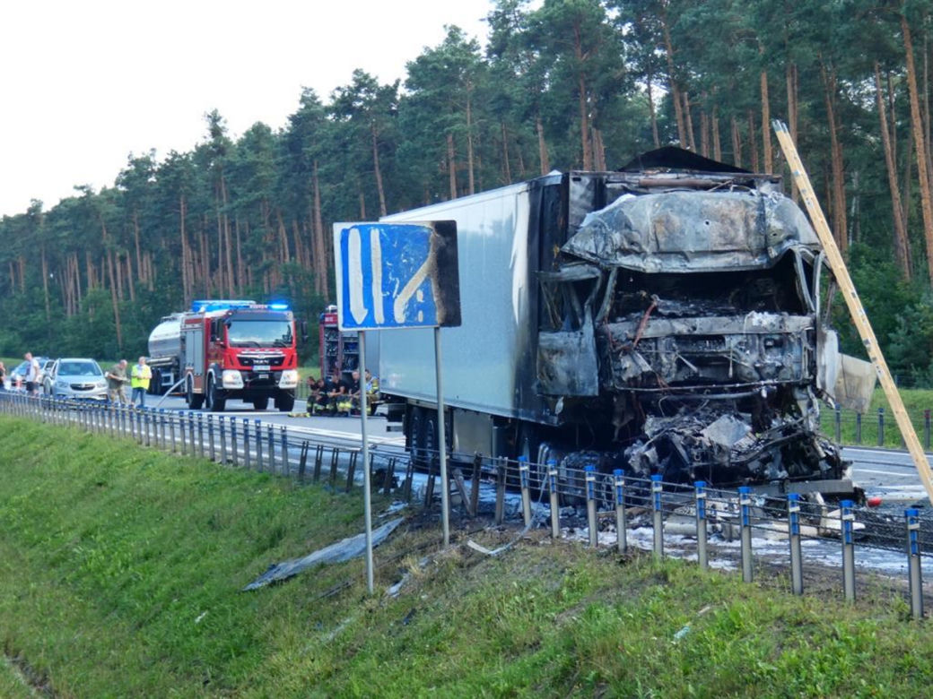 Makabra pod Żyrardowem. Zderzyły się dwie ciężarówki. Jedna z nich stanęła w ogniu! Kierowca zmarł w szpitalu