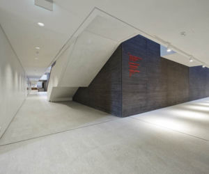 Jasny beton architektoniczny - korytarze NOSPR