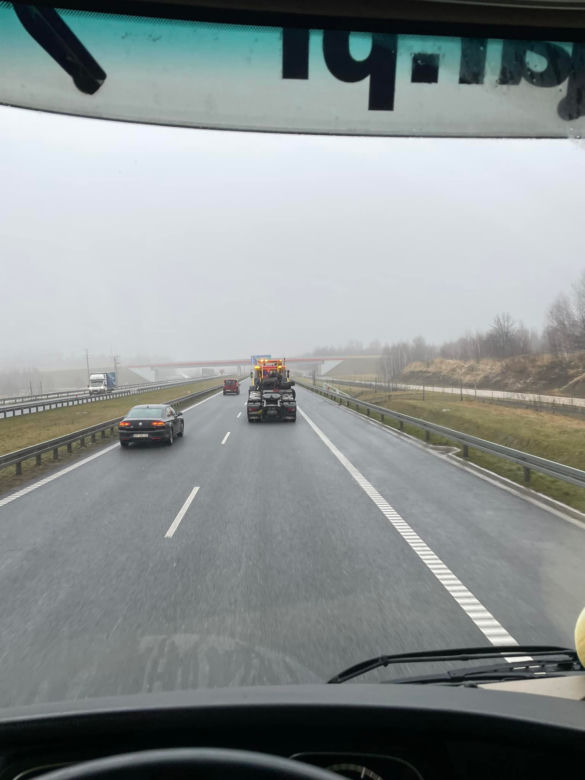 Dwie ciężarówki zderzyły się we mgle na autostradzie A1. Droga zablokowana
