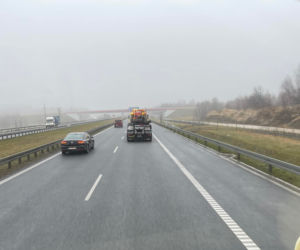 Dwie ciężarówki zderzyły się we mgle na autostradzie A1. Droga zablokowana