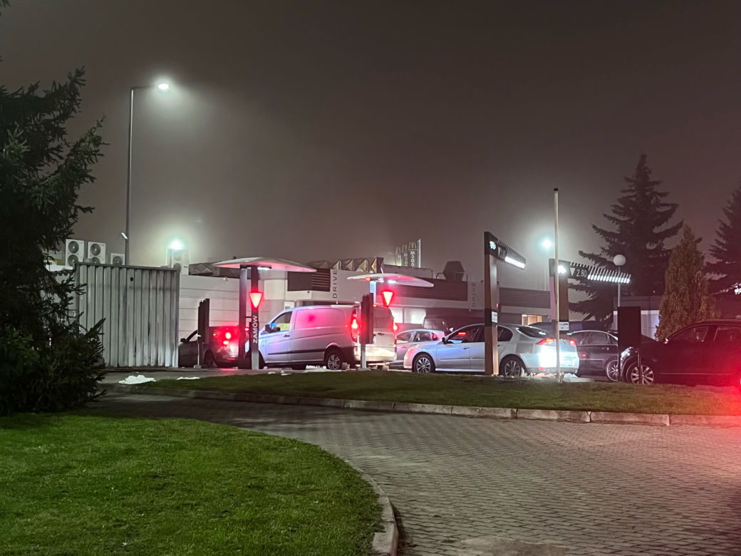 Kolejki po kanapkę Drwala w McDonald's