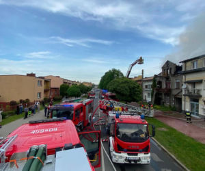 Poważny pożar domu w Ostrowcu Świętokrzyskim. Jedna osoba ranna, trwa akcja strażaków