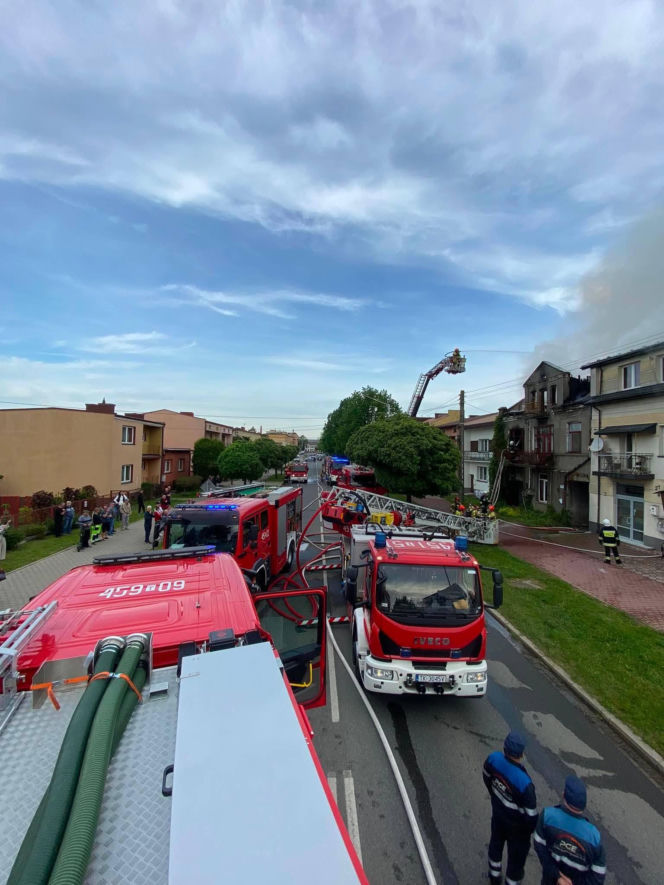 Poważny pożar domu w Ostrowcu Świętokrzyskim. Jedna osoba ranna, trwa akcja strażaków