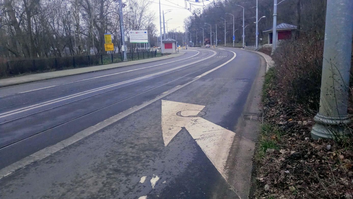 Oznakowanie na ulicy Arkońskiej wprowadza w błąd kierowców