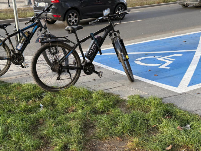 Lądowanie śmigłowca LPR w centrum Warszawy