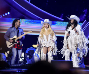 Stylizacje, o których mówi cała Polska. Gołe uda i niesforne frędzle zahipnotyzowały publiczność