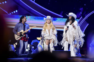 Stylizacje, o których mówi cała Polska. Gołe uda i niesforne frędzle zahipnotyzowały publiczność