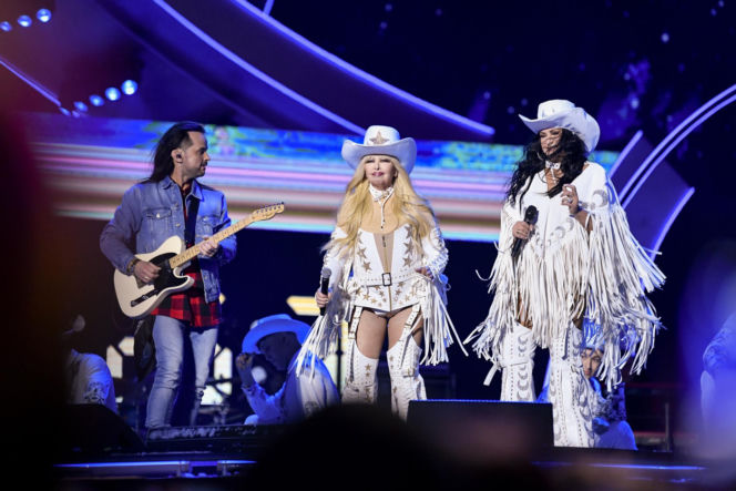 Stylizacje, o których mówi cała Polska. Gołe uda i niesforne frędzle zahipnotyzowały publiczność