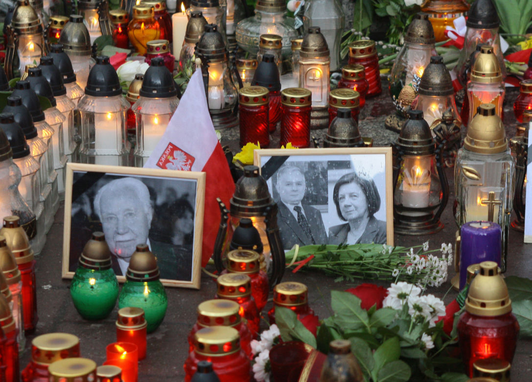 Morze łez, setki krakowian na ulicach. Tak żegnano ofiary katastrofy smoleńskiej 10 lat temu