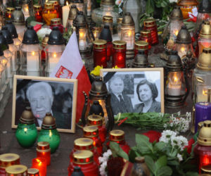 Morze łez, setki krakowian na ulicach. Tak żegnano ofiary katastrofy smoleńskiej 10 lat temu