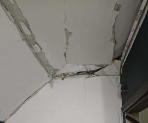 14-latek ciężko ranny w wybuchu petardy! Eksplozja naruszyła jedną z konstrukcji domu pod Poznaniem