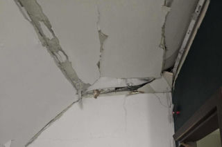 14-latek ciężko ranny w wybuchu petardy! Eksplozja naruszyła jedną z konstrukcji domu pod Poznaniem