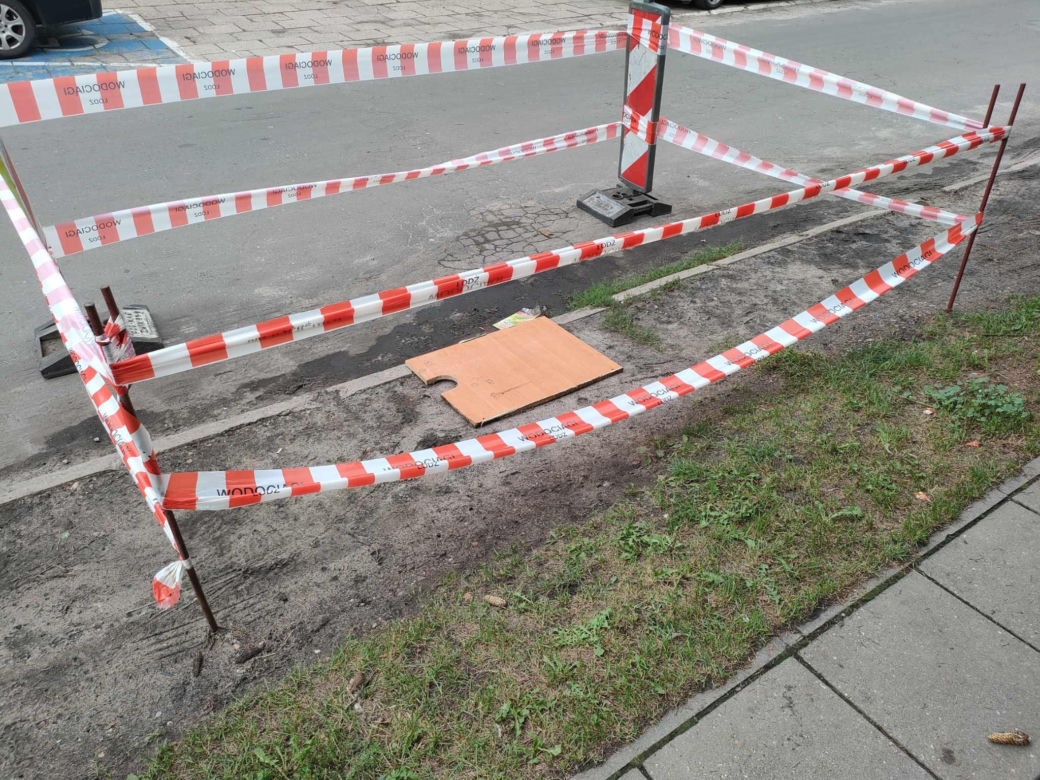 Kilkumetrowa dziura tuż przy nawierzchni. Wielkie zapadlisko w Łodzi