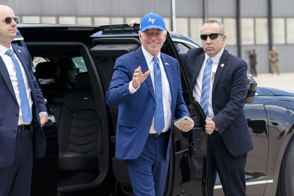 Joe Biden ciągle się przewraca! Takie były jego słynne upadki. Co się dzieje?