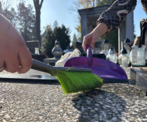 Pogoda sprzyja! Trwa wielkie sprzątanie grobów na nowosądeckich cmentarzach