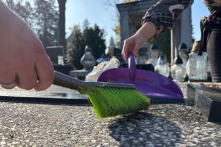 Pogoda sprzyja! Trwa wielkie sprzątanie grobów na nowosądeckich cmentarzach