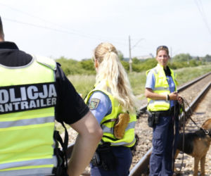 Zbrodnia w Trawnikach. Zamordował żonę i uciekł? Policjanci sprowadzili psy z Saksonii
