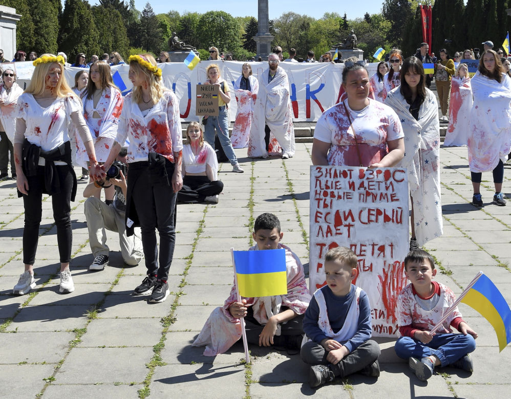 Demonstracja na cmentarzu zołnierzy radzieckich w Warszawie 