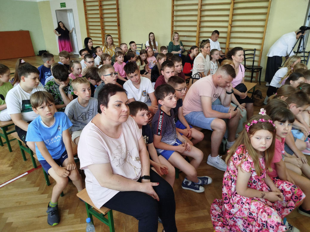 Uczniowie z klas I-III zaprezentowali w SP nr 10 w Siedlcach piosenki z różnych bajek