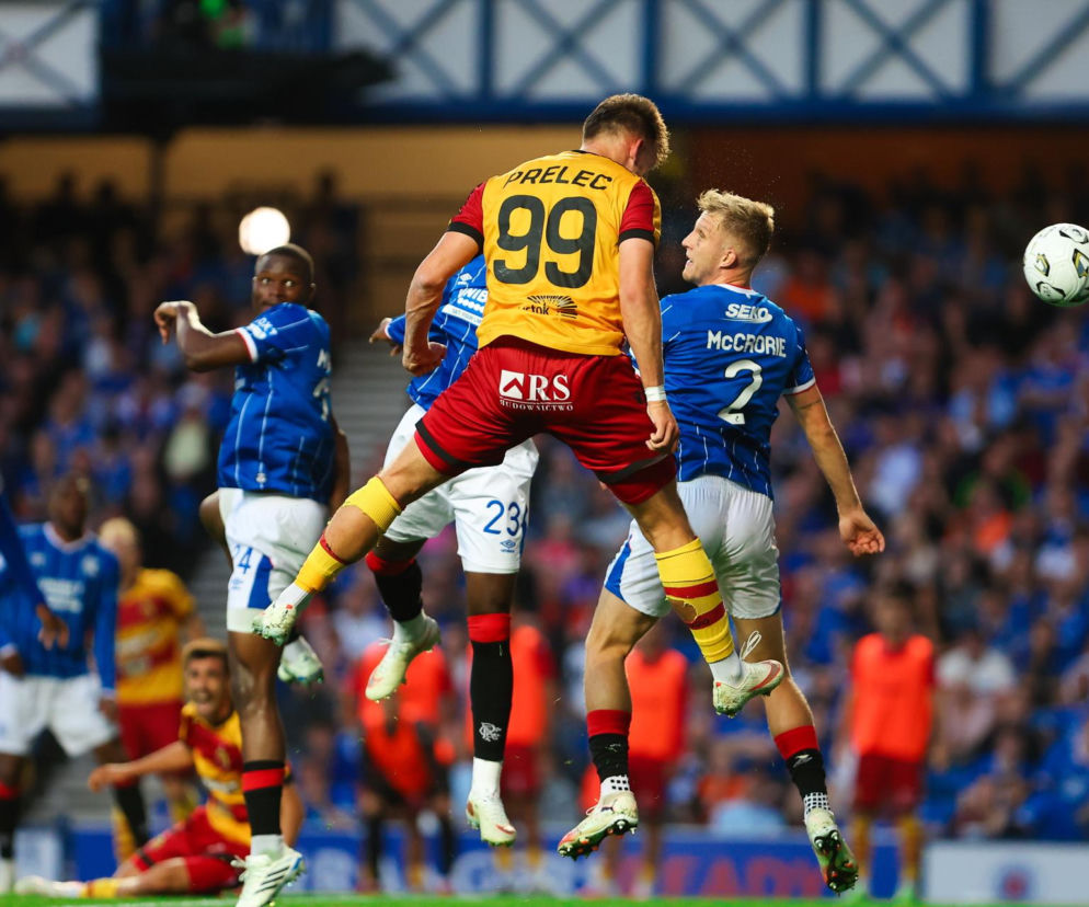 Nik Prelec z Jagiellonii strzela gola głową w meczu z Rangers FC. O awansie polskiej ekipy czytaj na SE Supersport.