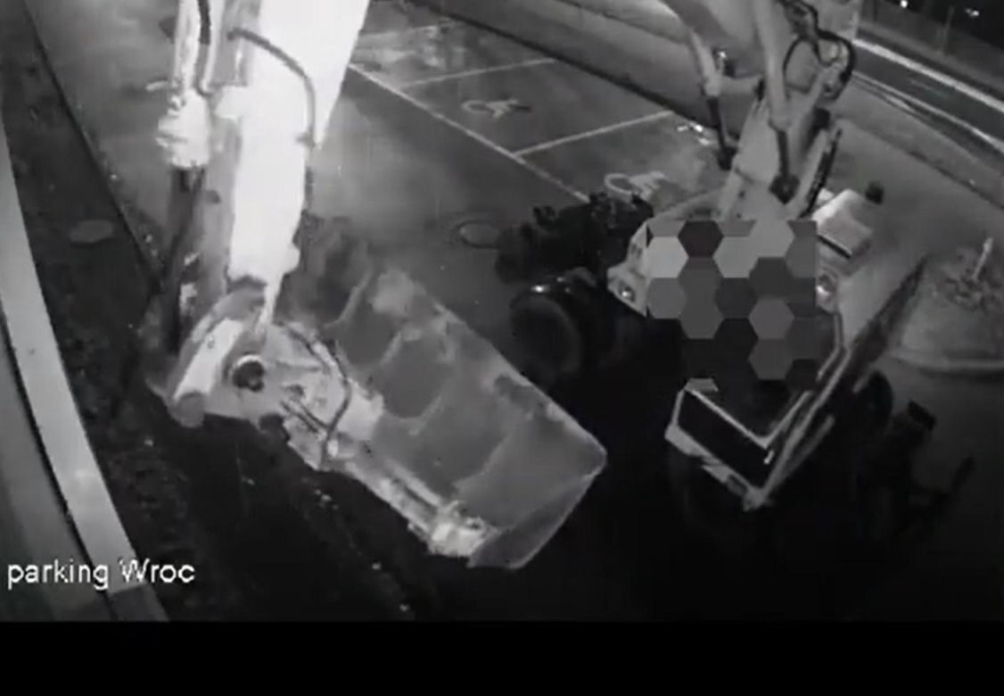 Złodzieje jak z filmu Gang Olsena. Za pomocą koparki próbowali okraść kantor